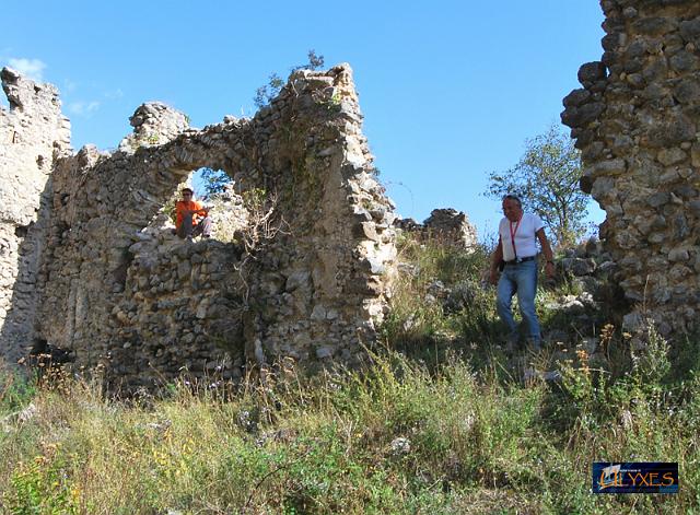grazia e paolo tra i ruderi.JPG